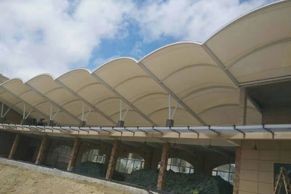 進行裁剪膜材過程中需要多人進行操作嗎？